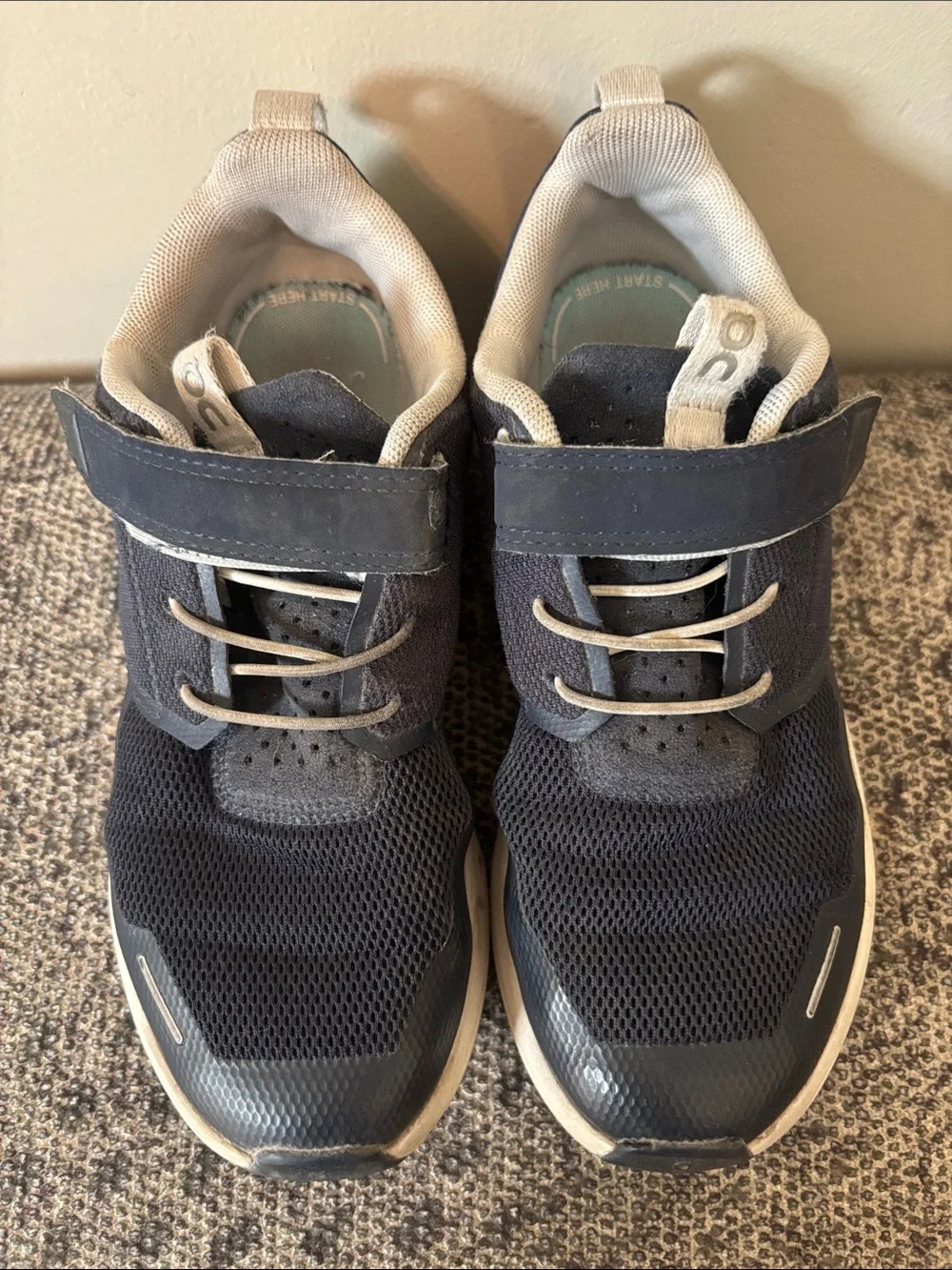 On Running Kids Cloud Play Sneakers Navy Blue / White Size 2.5 Y